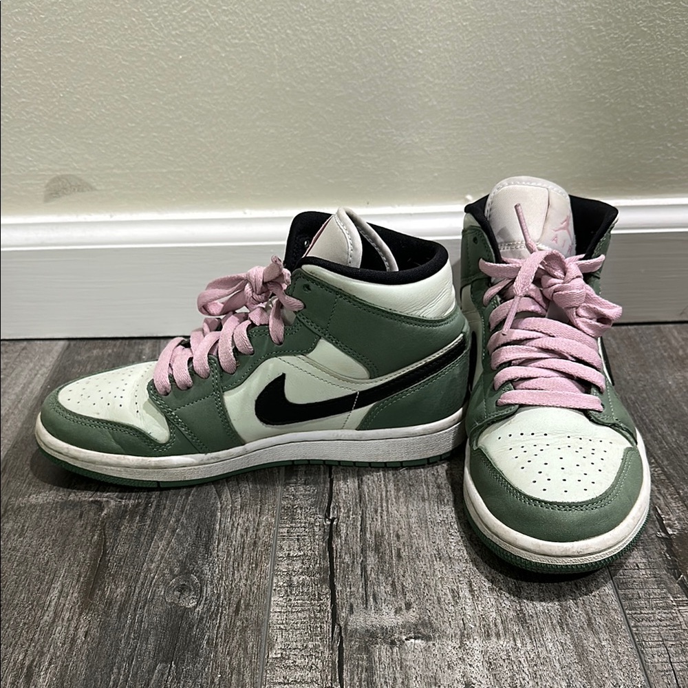 Nike Air Jordan 1 Mid SE Women’s Sneakers
